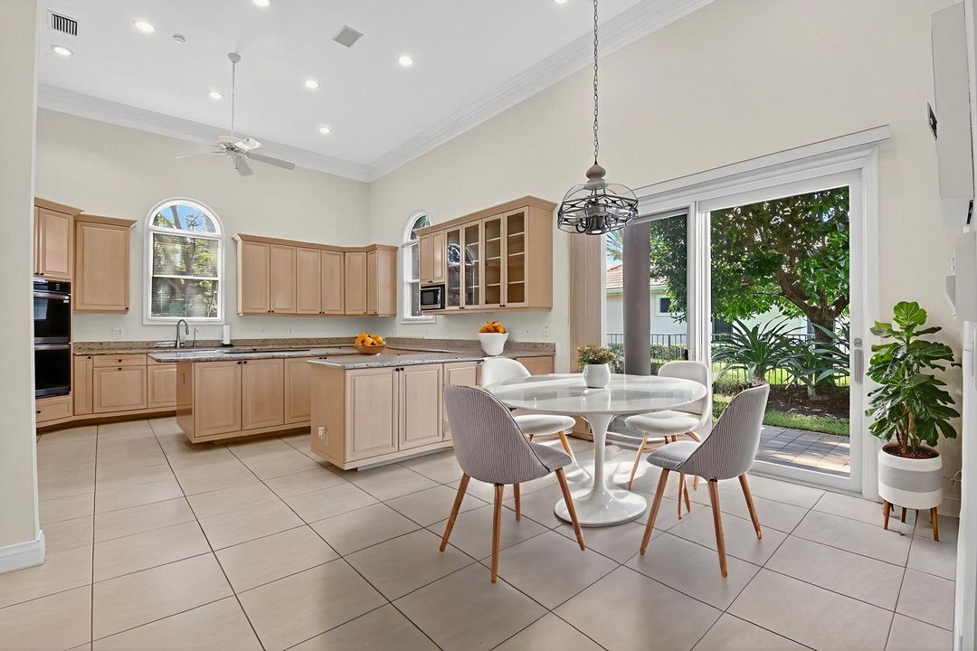 Под контрактом: $1,699,000 (5 спален, 3 ванн, 5019 Квадратных фут)