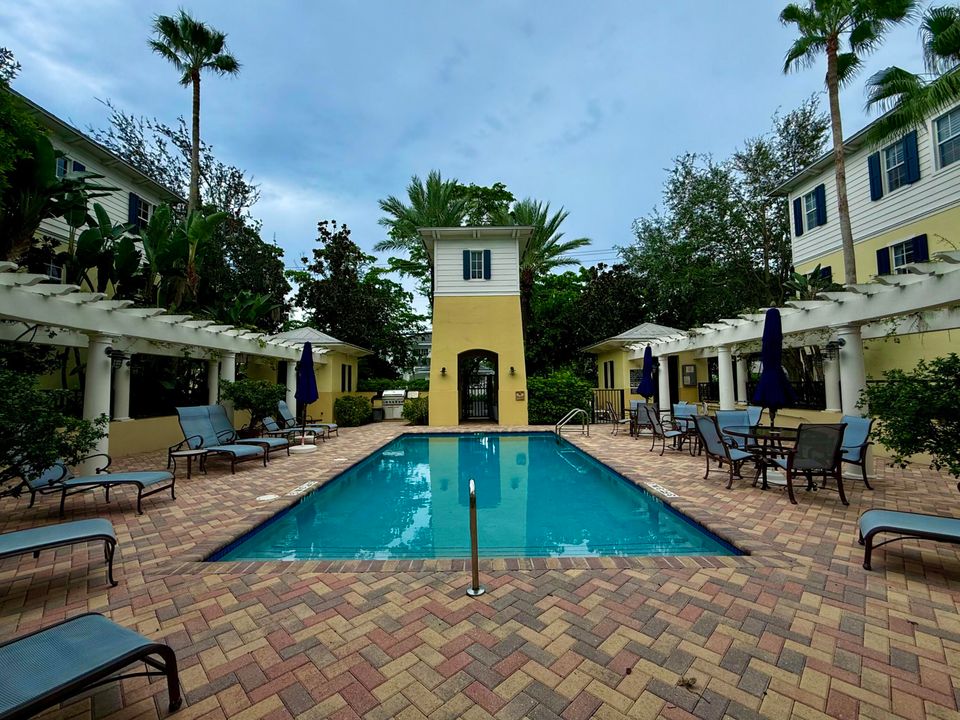 合同活跃: $6,500 (3 贝兹, 3 浴室, 1866 平方英尺)