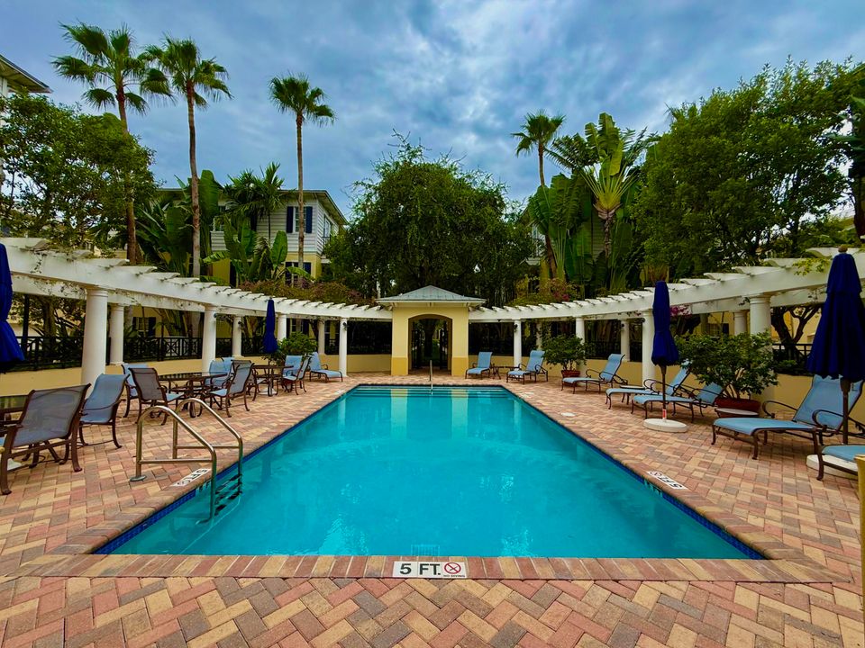 合同活跃: $6,500 (3 贝兹, 3 浴室, 1866 平方英尺)