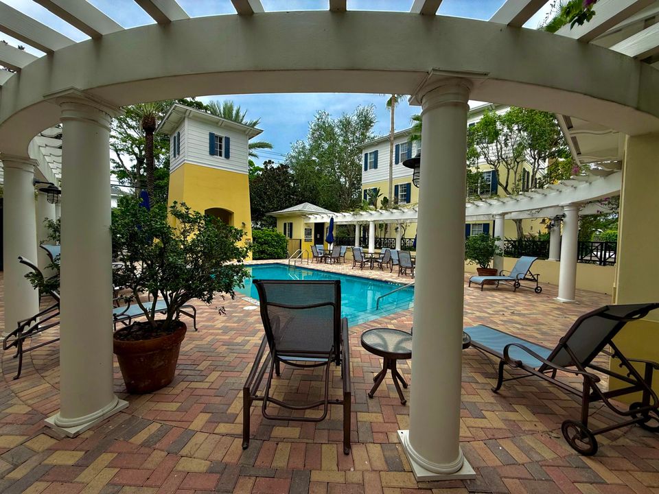 合同活跃: $6,500 (3 贝兹, 3 浴室, 1866 平方英尺)