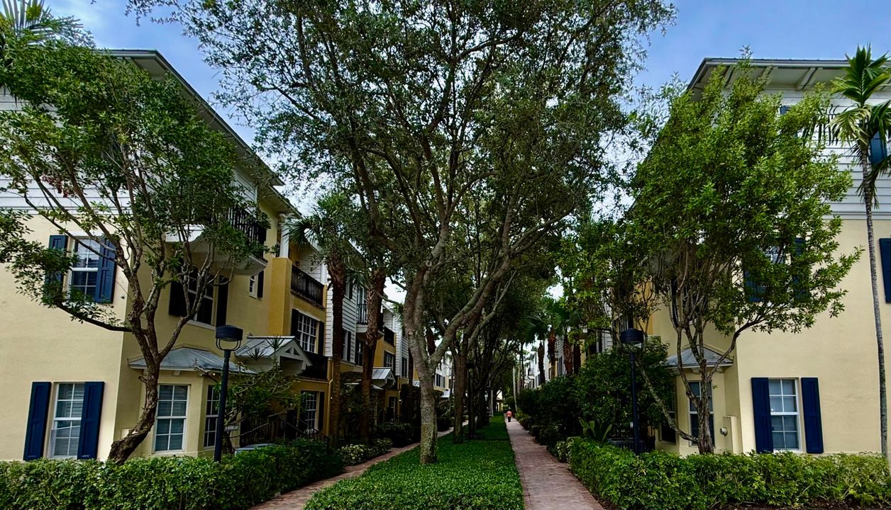 合同活跃: $6,500 (3 贝兹, 3 浴室, 1866 平方英尺)