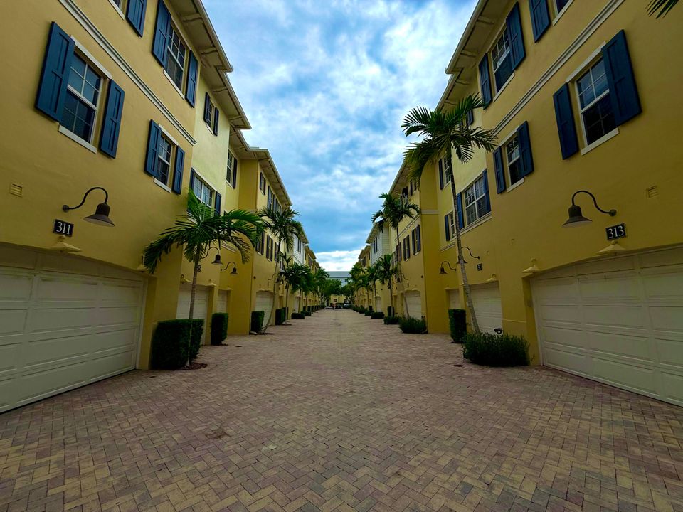 合同活跃: $6,500 (3 贝兹, 3 浴室, 1866 平方英尺)