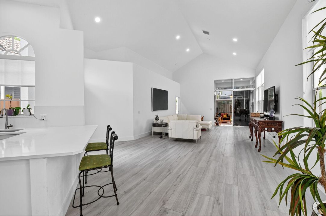 出租: $15,000 (3 贝兹, 2 浴室, 1758 平方英尺)