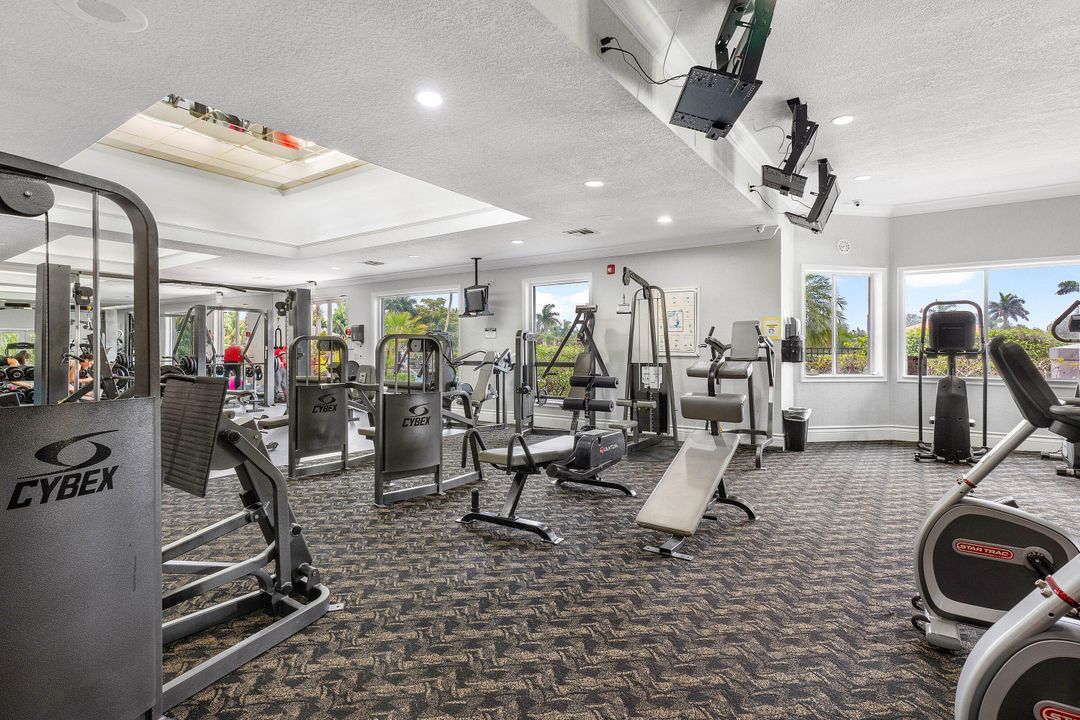 合同活跃: $975,000 (4 贝兹, 3 浴室, 2935 平方英尺)