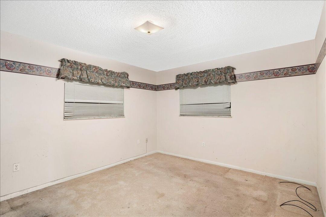 合同活跃: $240,000 (2 贝兹, 1 浴室, 1700 平方英尺)