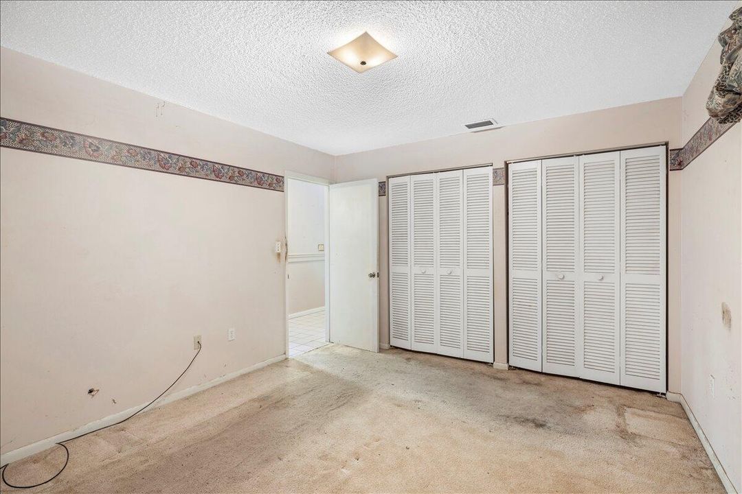 合同活跃: $240,000 (2 贝兹, 1 浴室, 1700 平方英尺)