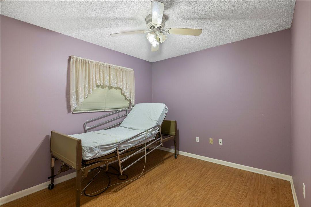 合同活跃: $240,000 (2 贝兹, 1 浴室, 1700 平方英尺)