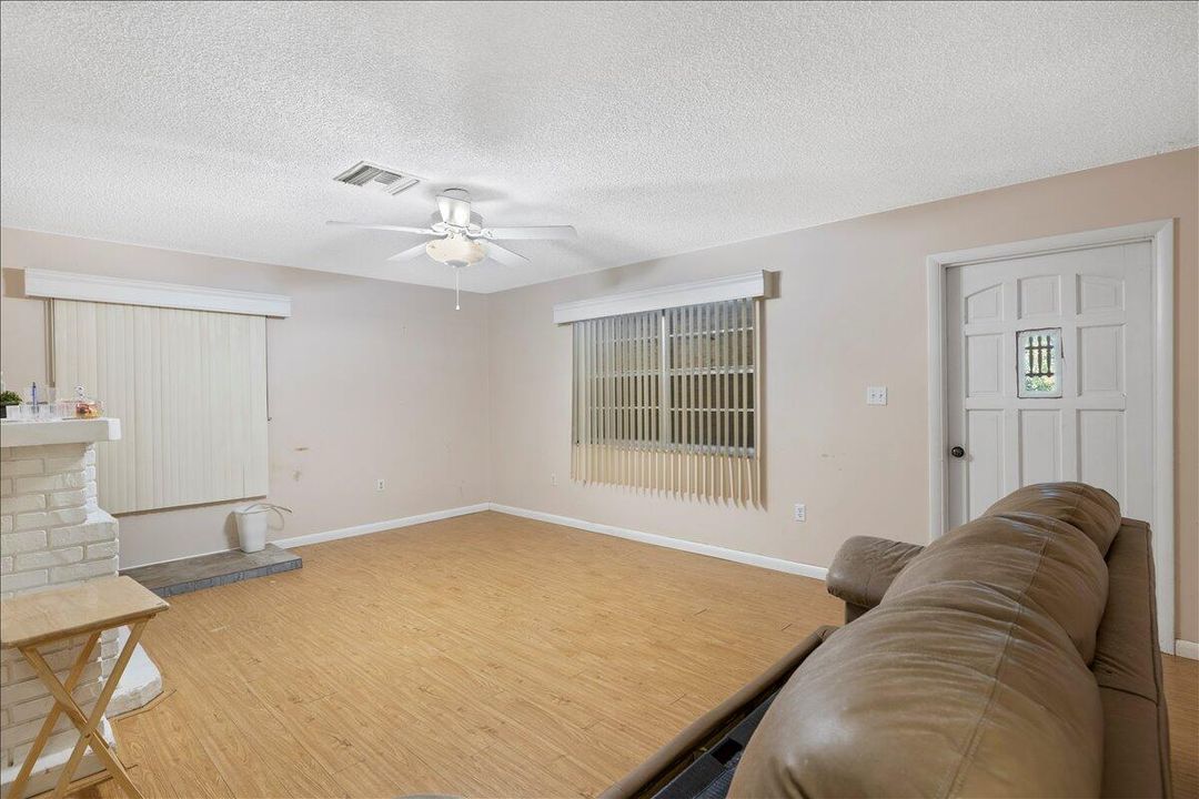 合同活跃: $240,000 (2 贝兹, 1 浴室, 1700 平方英尺)