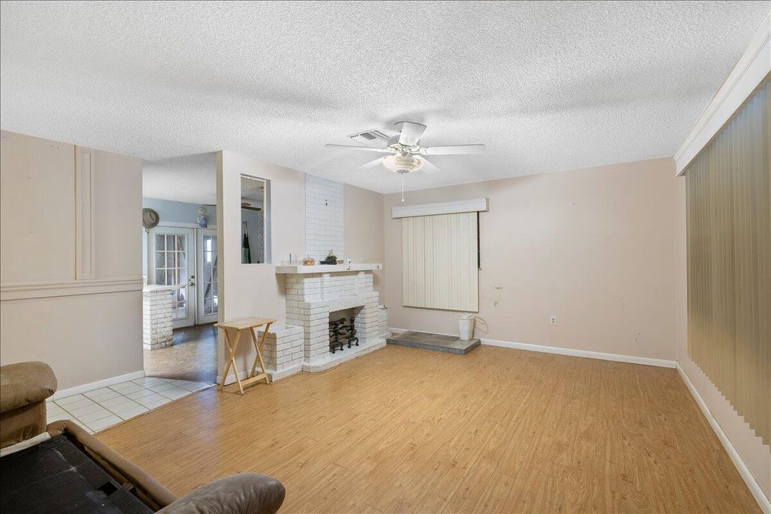 合同活跃: $240,000 (2 贝兹, 1 浴室, 1700 平方英尺)