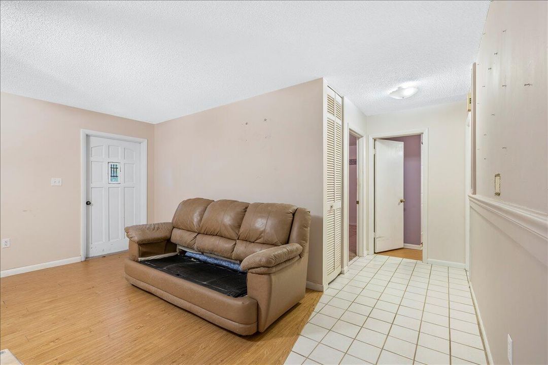 合同活跃: $240,000 (2 贝兹, 1 浴室, 1700 平方英尺)