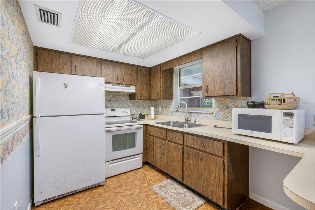 合同活跃: $240,000 (2 贝兹, 1 浴室, 1700 平方英尺)