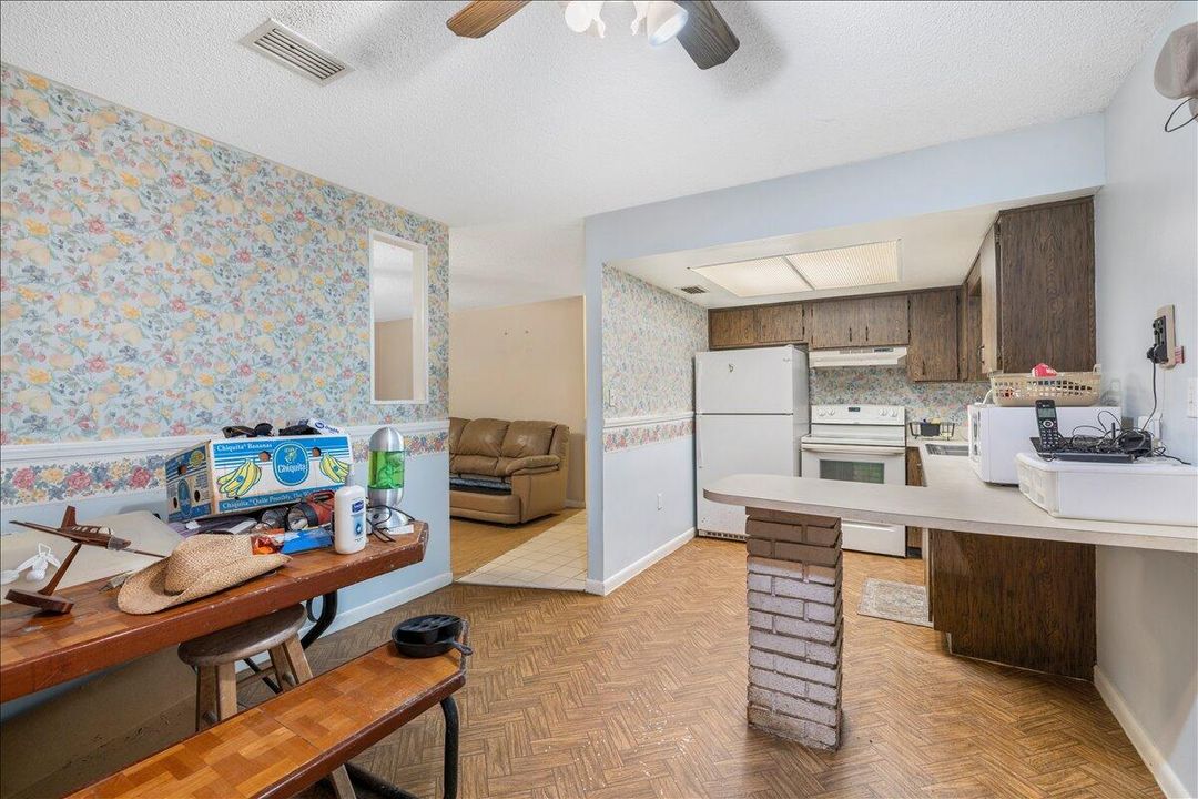 合同活跃: $240,000 (2 贝兹, 1 浴室, 1700 平方英尺)