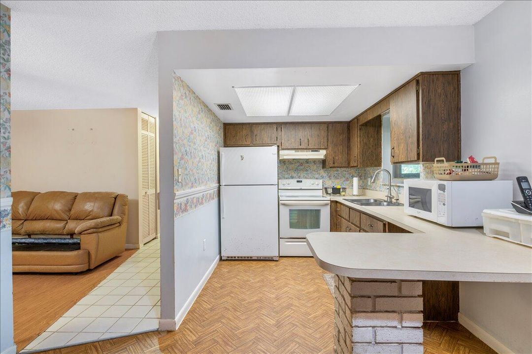 合同活跃: $240,000 (2 贝兹, 1 浴室, 1700 平方英尺)