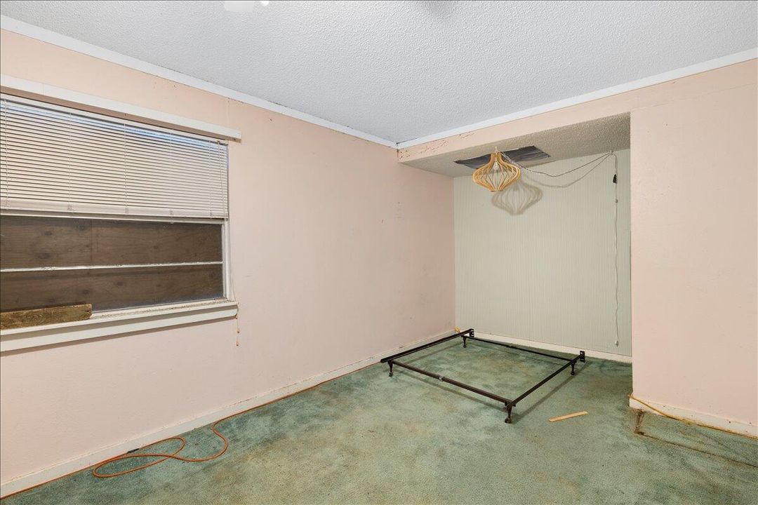 合同活跃: $240,000 (2 贝兹, 1 浴室, 1700 平方英尺)