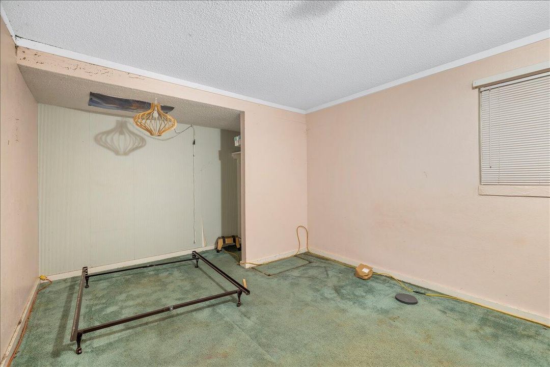 合同活跃: $240,000 (2 贝兹, 1 浴室, 1700 平方英尺)