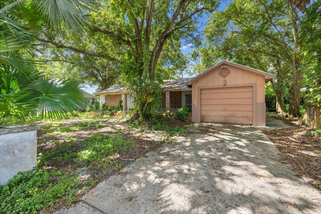 合同活跃: $240,000 (2 贝兹, 1 浴室, 1700 平方英尺)