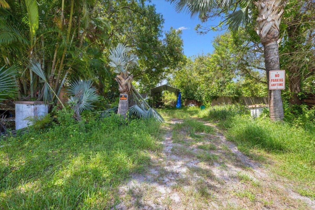 合同活跃: $240,000 (2 贝兹, 1 浴室, 1700 平方英尺)