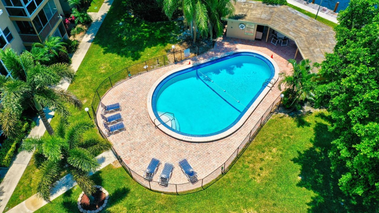 合同活跃: $249,999 (2 贝兹, 2 浴室, 1020 平方英尺)