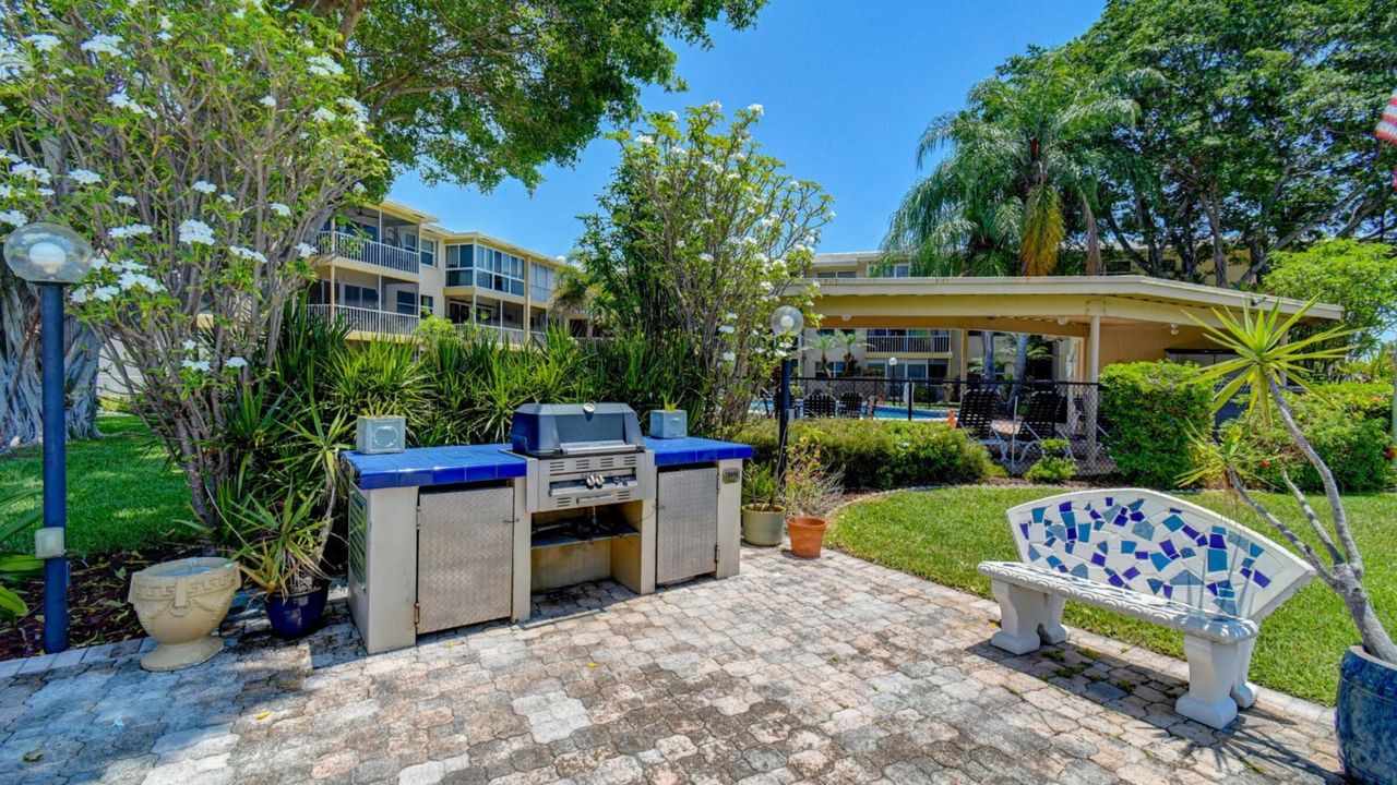 合同活跃: $249,999 (2 贝兹, 2 浴室, 1020 平方英尺)