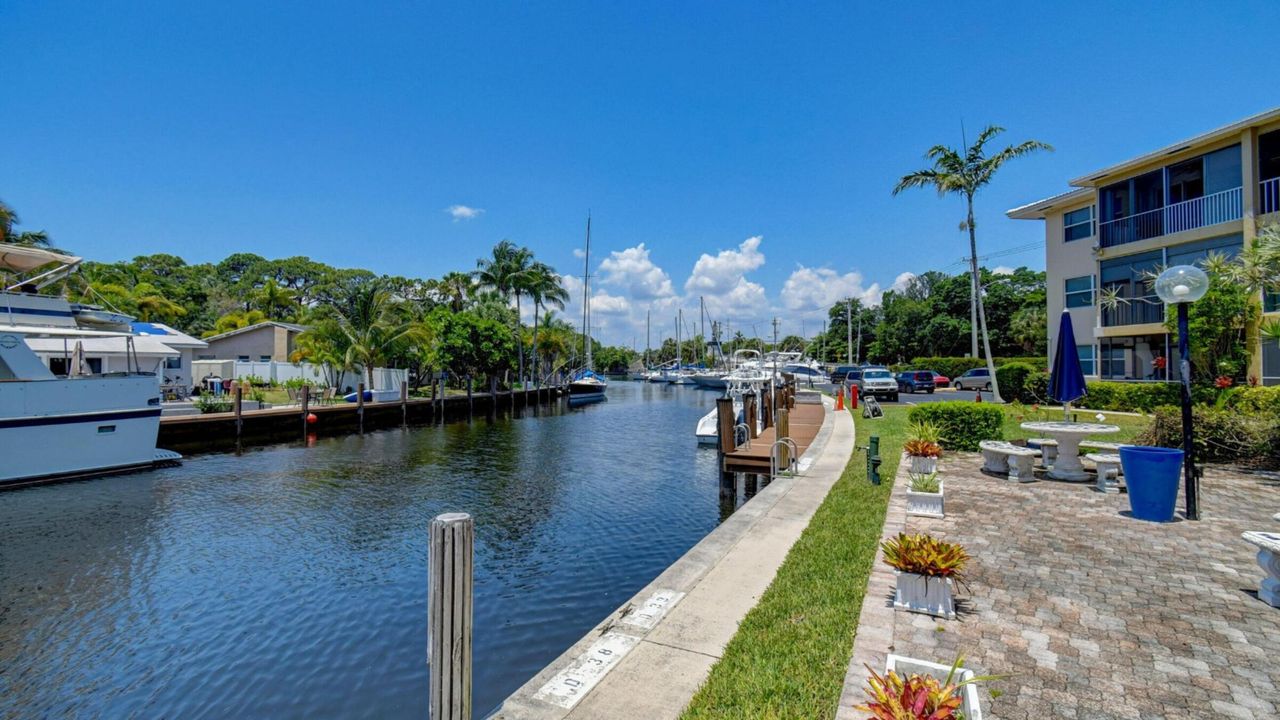 合同活跃: $249,999 (2 贝兹, 2 浴室, 1020 平方英尺)