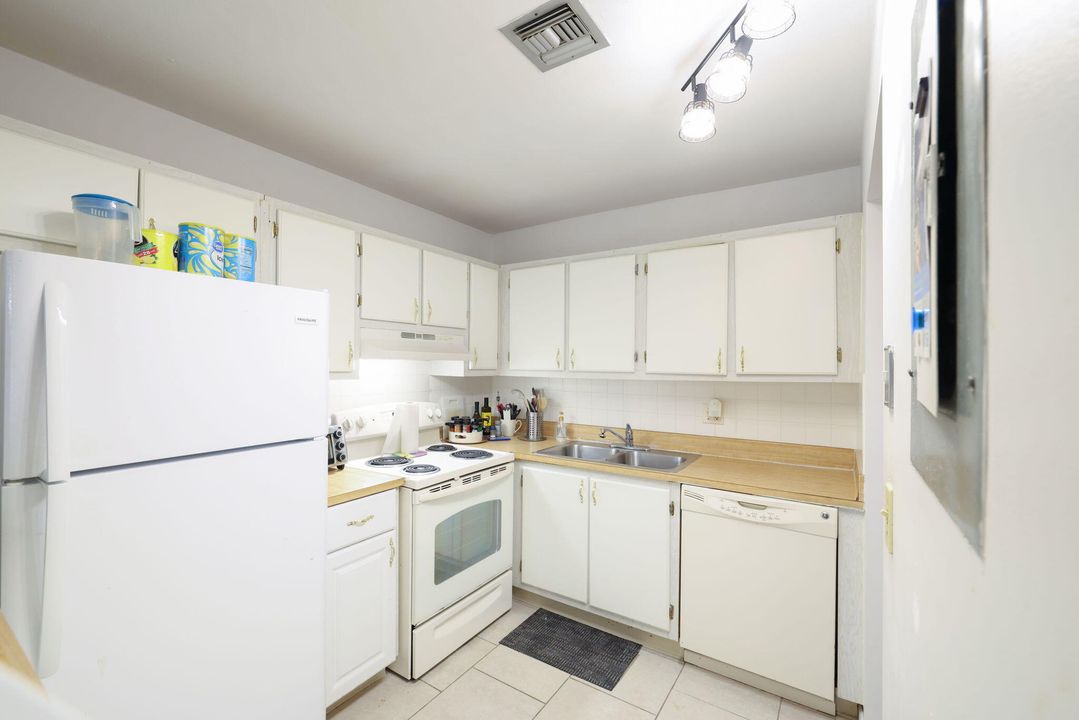 For Sale: $65,000 (1 beds, 1 baths, 816 Square Feet)