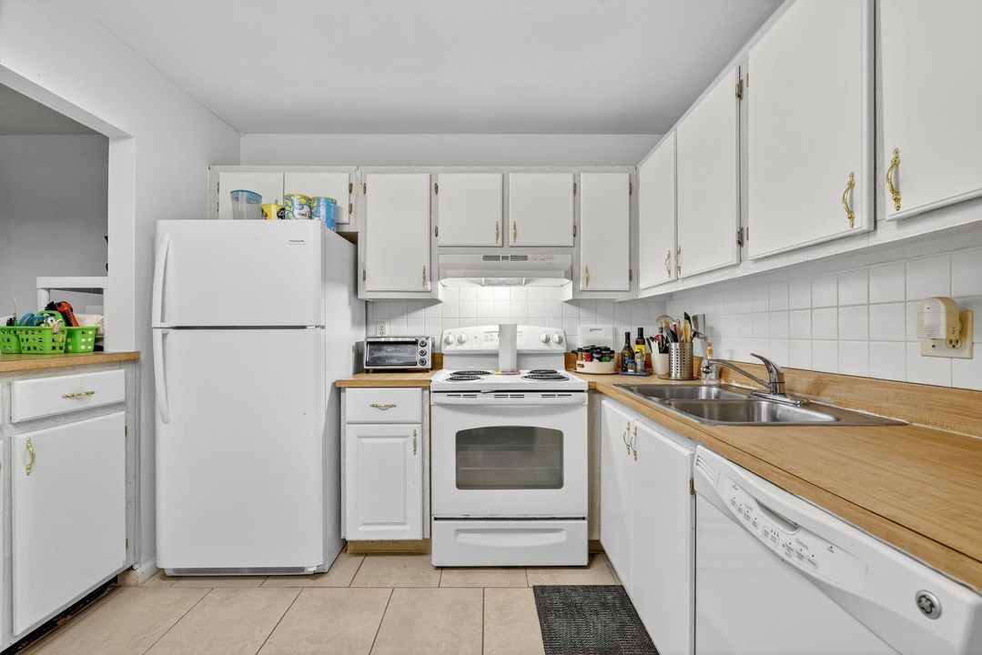 For Sale: $65,000 (1 beds, 1 baths, 816 Square Feet)