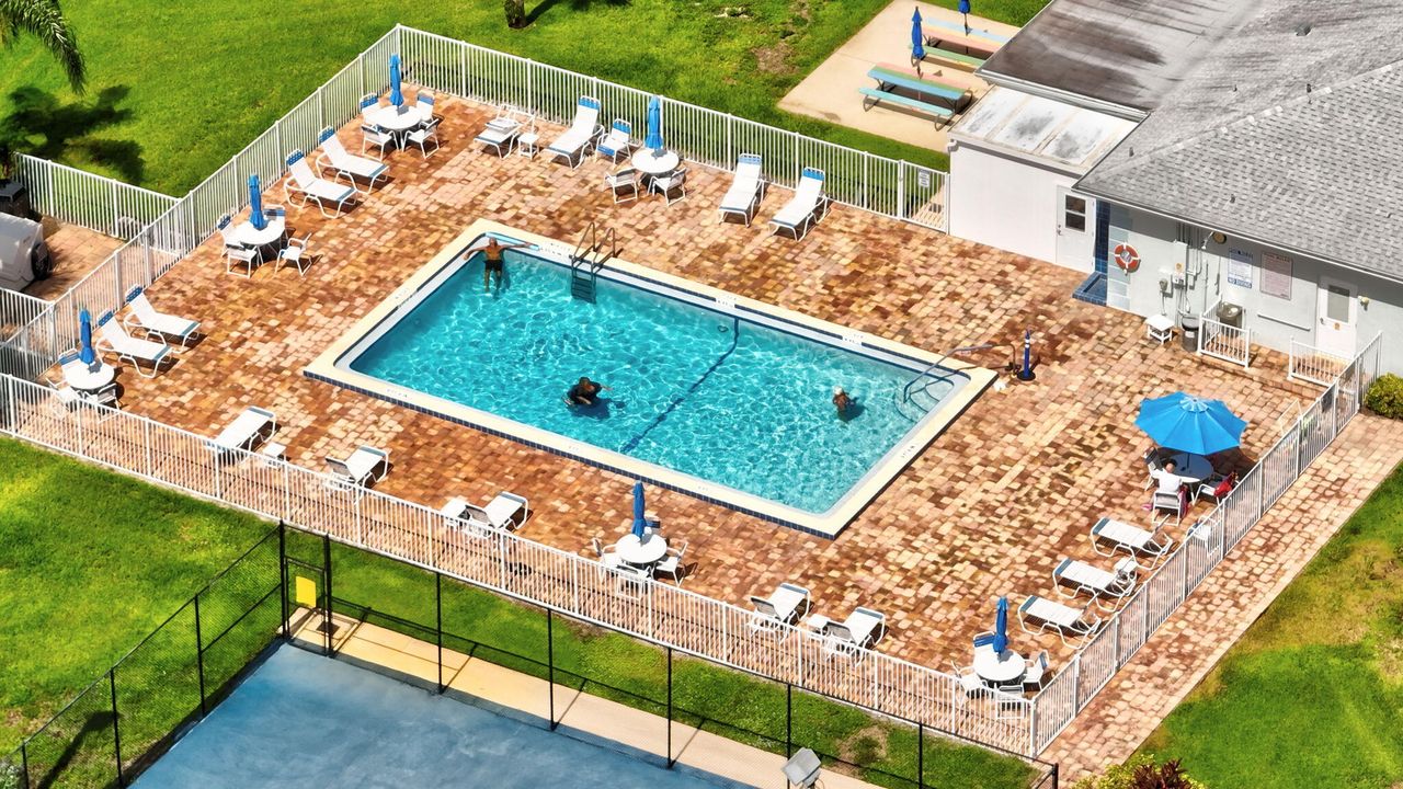 For Sale: $65,000 (1 beds, 1 baths, 816 Square Feet)