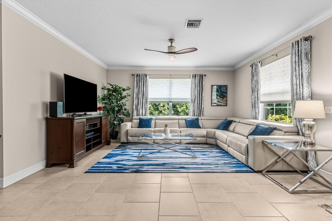 Под контрактом: $925,000 (4 спален, 3 ванн, 2444 Квадратных фут)