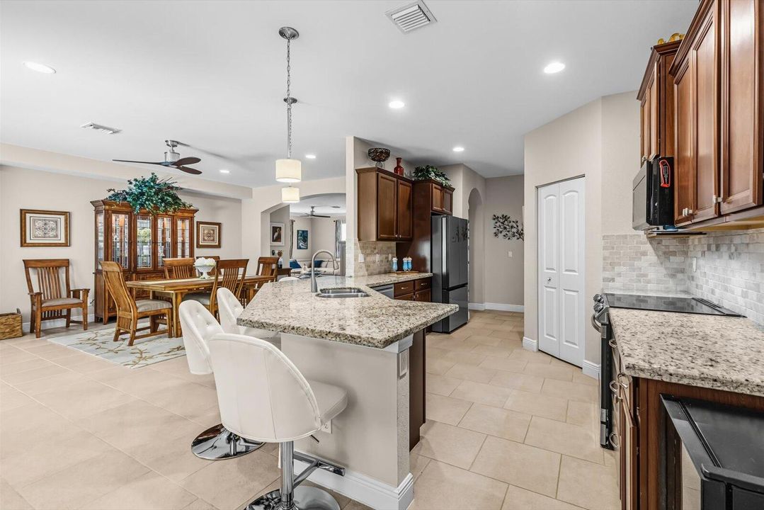 Под контрактом: $925,000 (4 спален, 3 ванн, 2444 Квадратных фут)