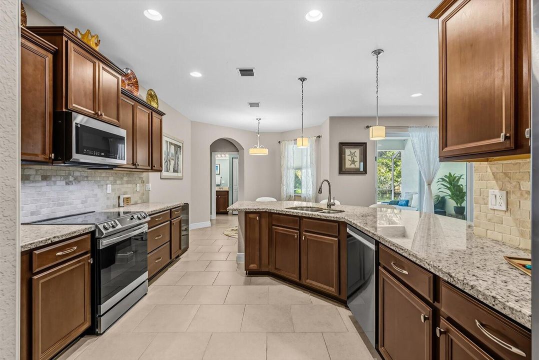 Под контрактом: $925,000 (4 спален, 3 ванн, 2444 Квадратных фут)