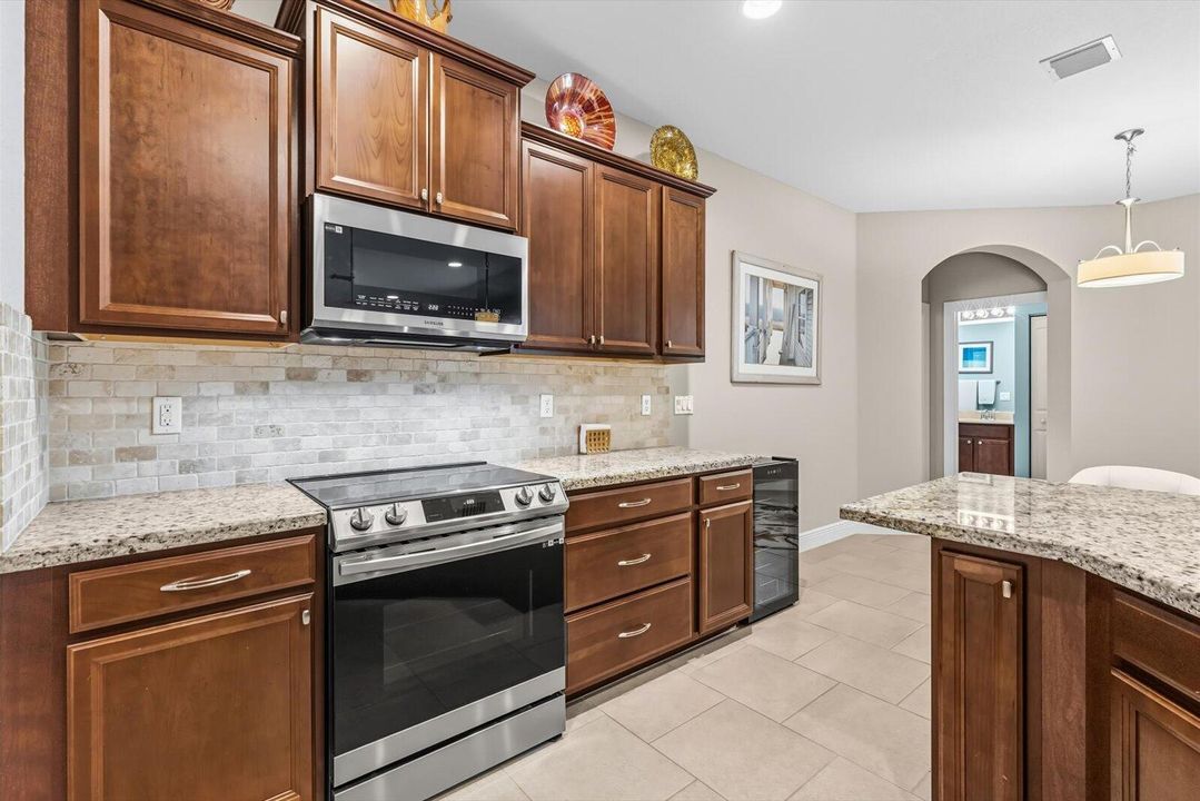 Под контрактом: $925,000 (4 спален, 3 ванн, 2444 Квадратных фут)