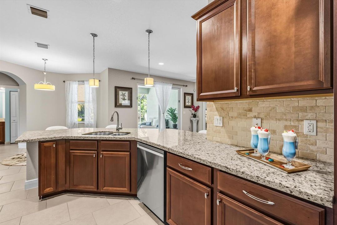 Под контрактом: $925,000 (4 спален, 3 ванн, 2444 Квадратных фут)