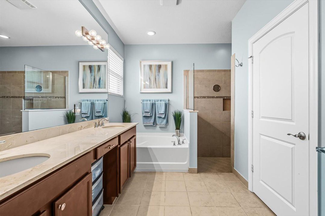 Под контрактом: $925,000 (4 спален, 3 ванн, 2444 Квадратных фут)