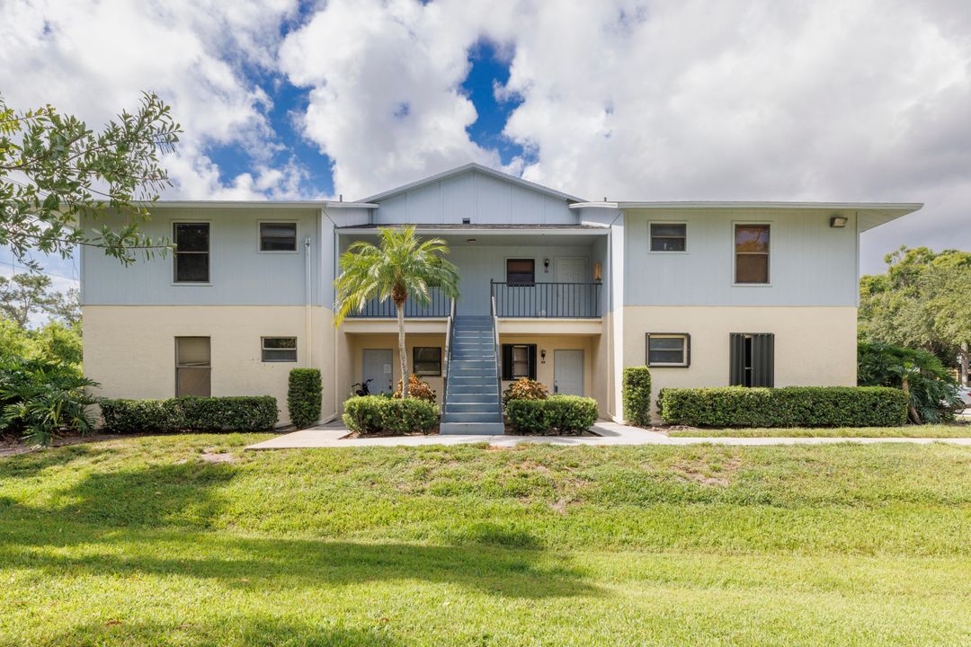 Active With Contract: $199,900 (2 beds, 2 baths, 969 Square Feet)