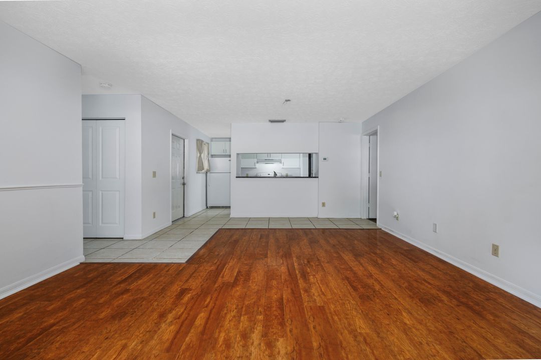 Active With Contract: $199,900 (2 beds, 2 baths, 969 Square Feet)