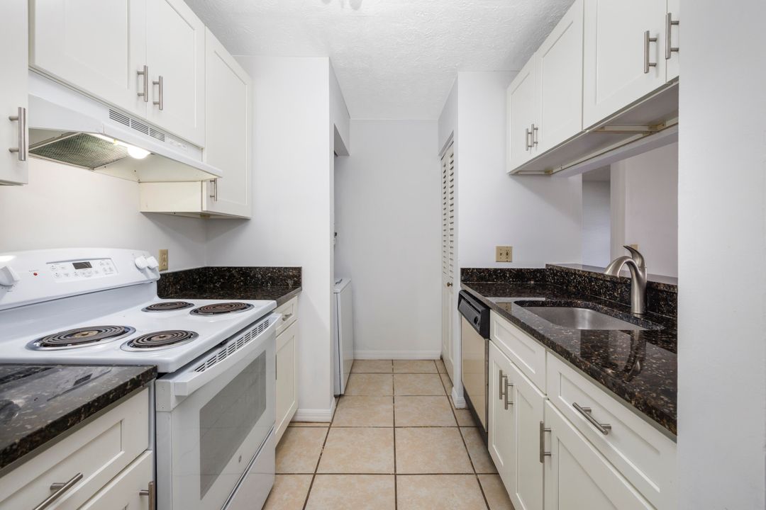 Active With Contract: $199,900 (2 beds, 2 baths, 969 Square Feet)