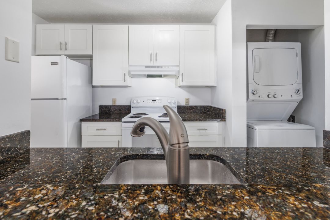 Active With Contract: $199,900 (2 beds, 2 baths, 969 Square Feet)