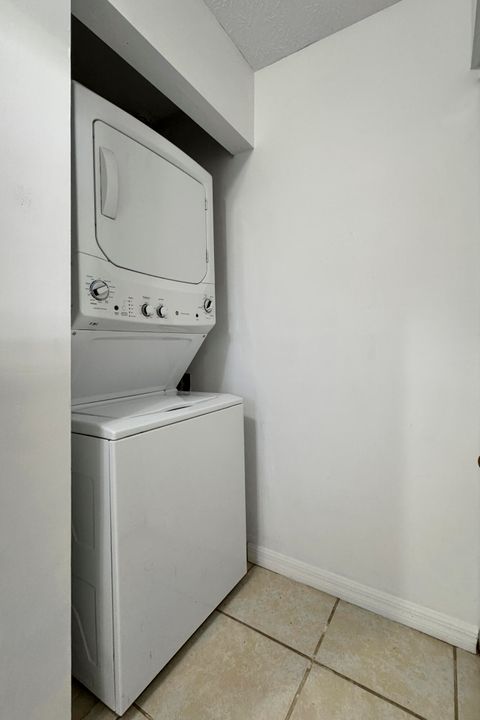 Active With Contract: $199,900 (2 beds, 2 baths, 969 Square Feet)