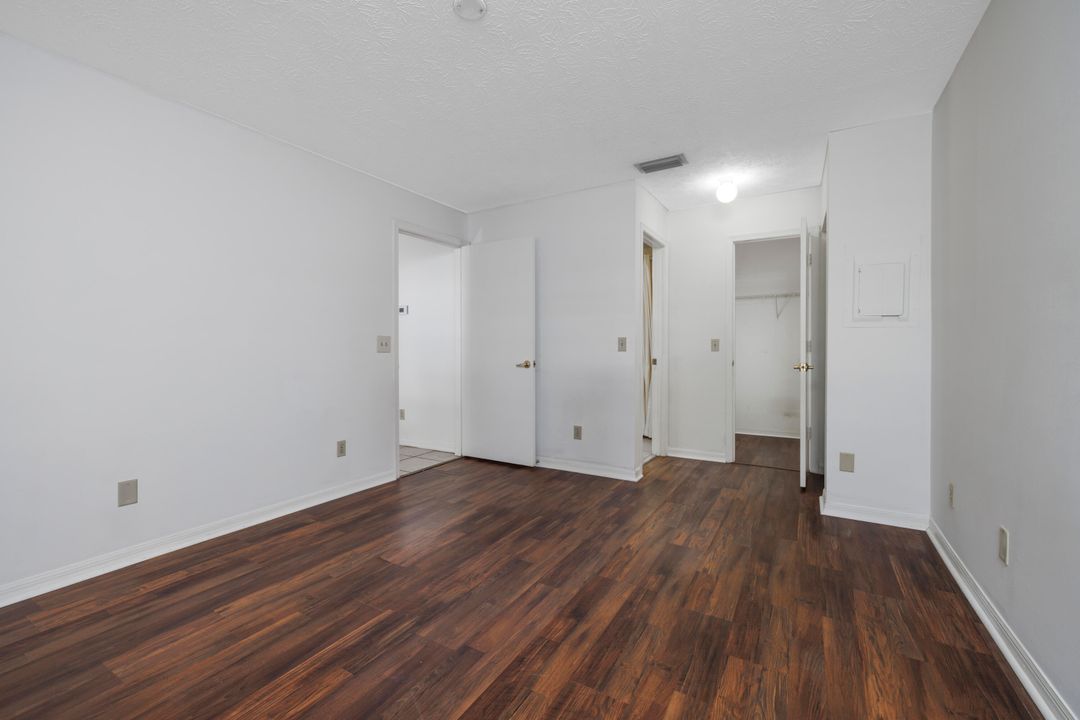 Active With Contract: $199,900 (2 beds, 2 baths, 969 Square Feet)