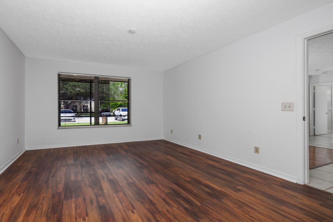 Active With Contract: $199,900 (2 beds, 2 baths, 969 Square Feet)