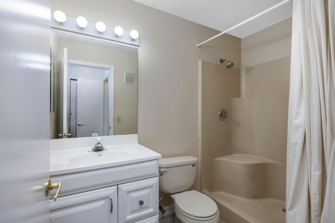 Active With Contract: $199,900 (2 beds, 2 baths, 969 Square Feet)
