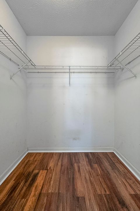 Active With Contract: $199,900 (2 beds, 2 baths, 969 Square Feet)