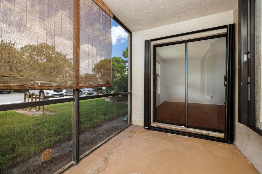 Active With Contract: $199,900 (2 beds, 2 baths, 969 Square Feet)