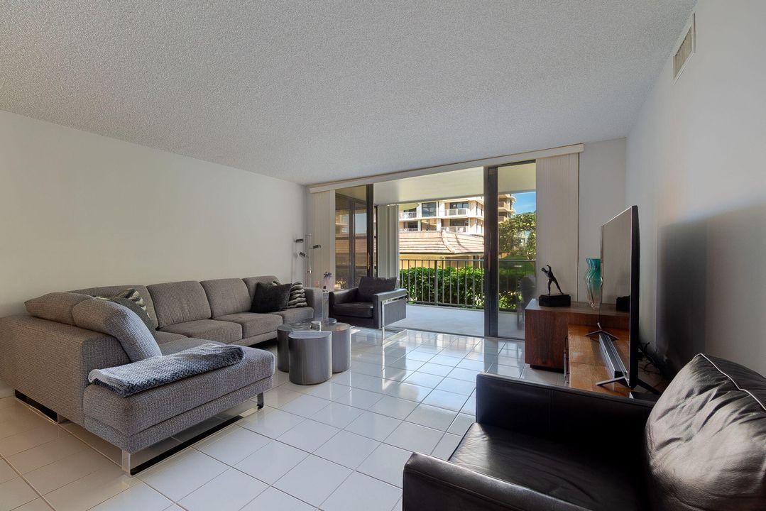 Под контрактом: $399,000 (2 спален, 2 ванн, 1476 Квадратных фут)