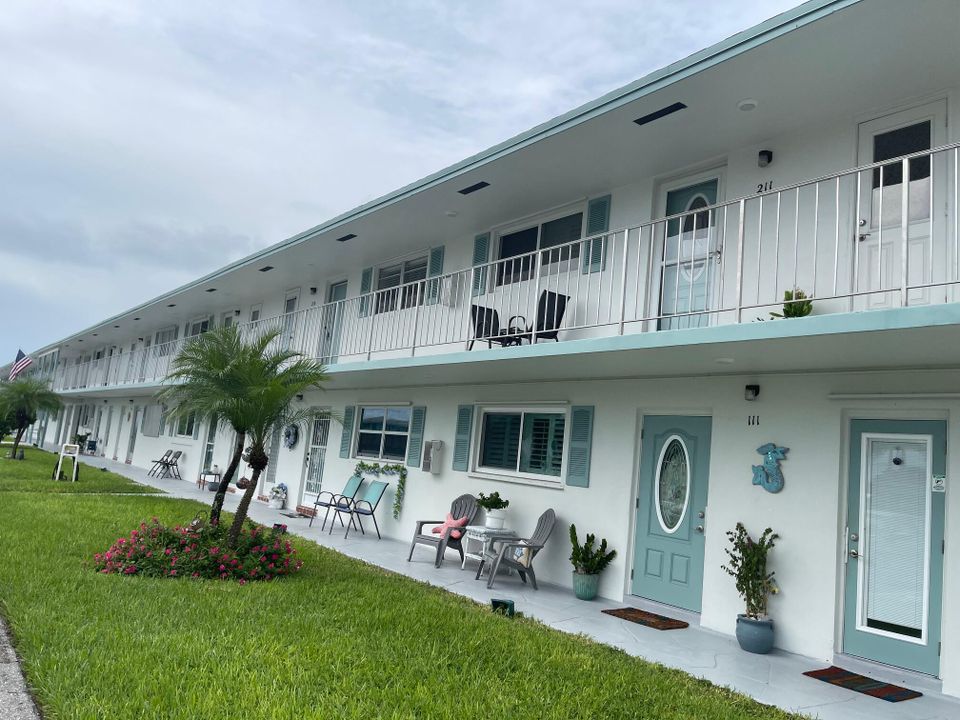 For Sale: $114,999 (2 beds, 1 baths, 729 Square Feet)