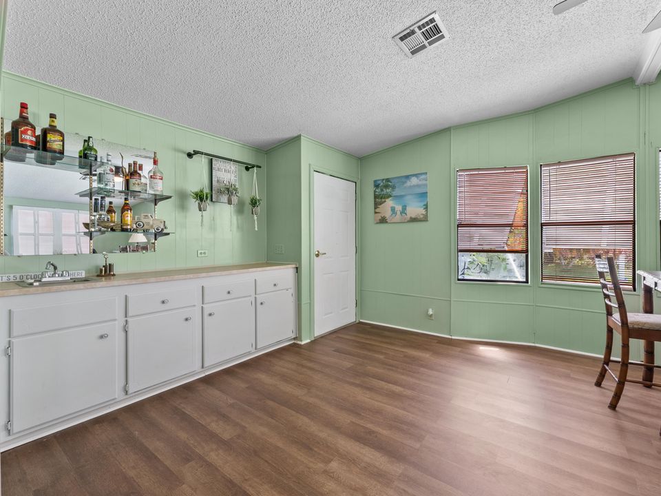 待售: $210,000 (2 贝兹, 2 浴室, 1406 平方英尺)