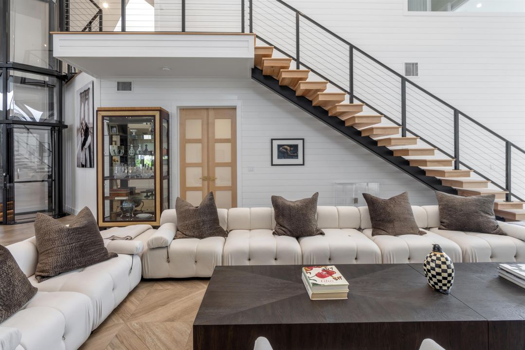 For Sale: $11,950,000 (5 beds, 6 baths, 8230 Square Feet)