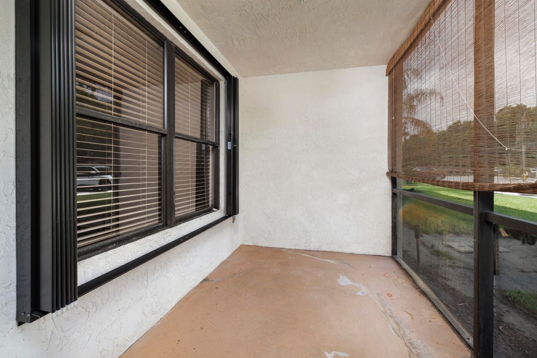 Active With Contract: $199,900 (2 beds, 2 baths, 969 Square Feet)