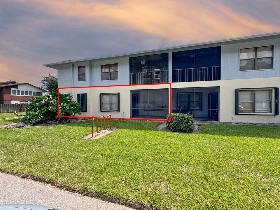 Active With Contract: $199,900 (2 beds, 2 baths, 969 Square Feet)