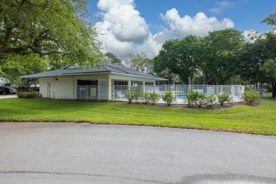 Active With Contract: $199,900 (2 beds, 2 baths, 969 Square Feet)